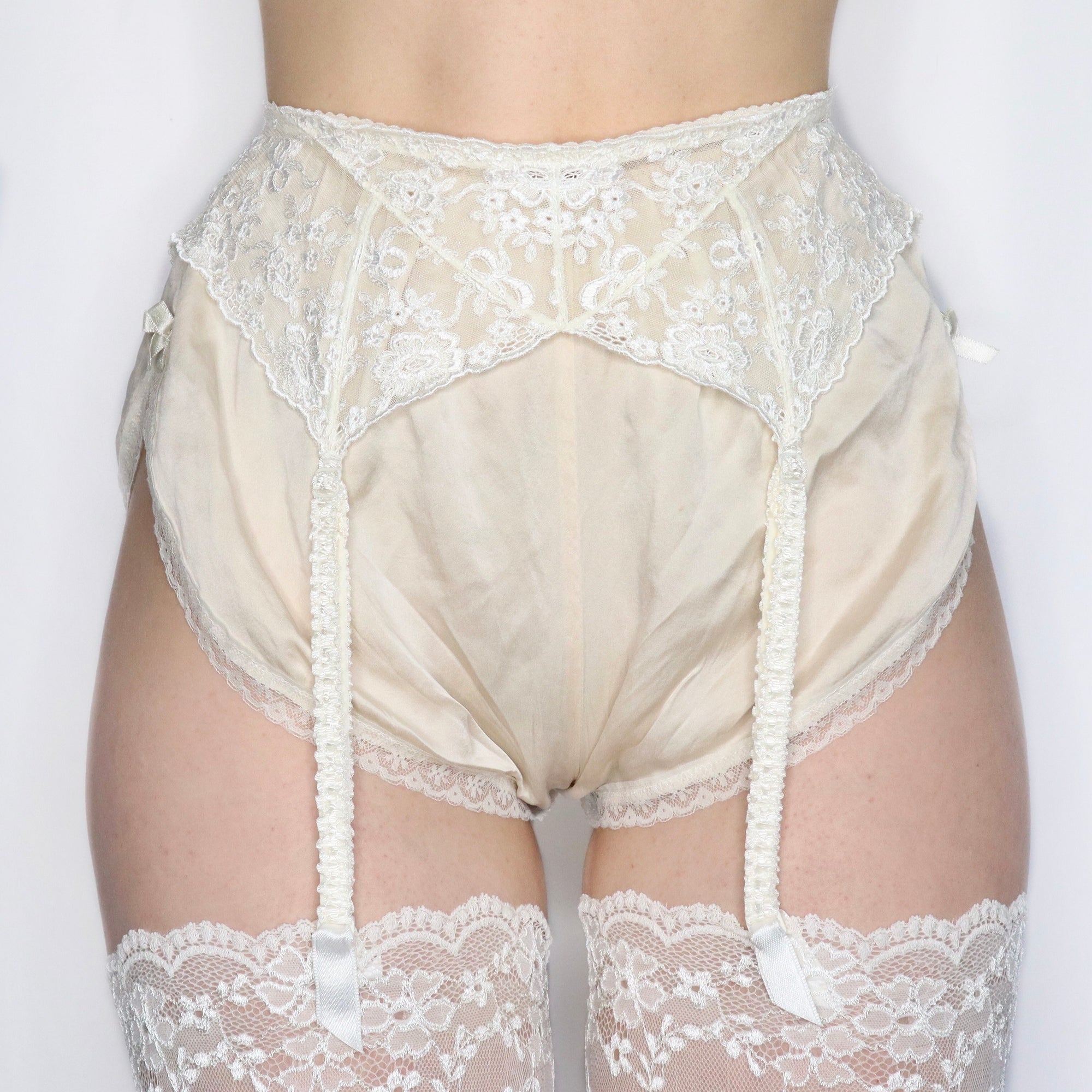French Vintage Delicate Cream Lace Garter Belt - Imber Vintage French Vintage Delicate Cream Lace Garter Belt - Imber Vintage