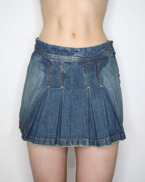 Women's Mid Rise Pleated Denim Mini Skirt in Medium Indigo - Size 27